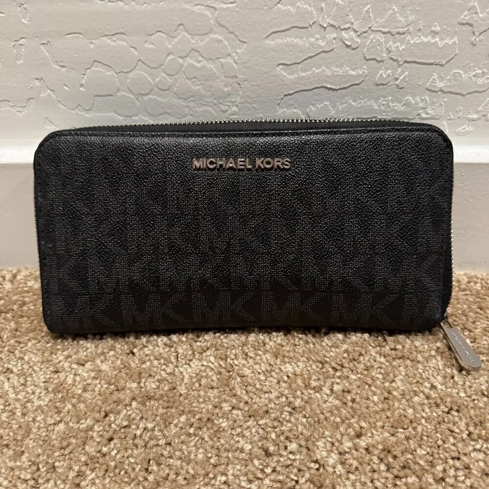 Michael Kors Logo Jet Set Travel Continental Extra Large Wallet